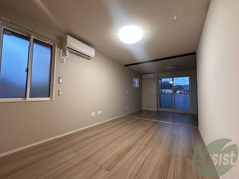 居室・リビング　１０．６帖の洋室です、窓が大きく光が差し込みます。