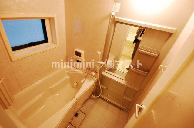 バス・シャワールーム　中部屋は小窓無し