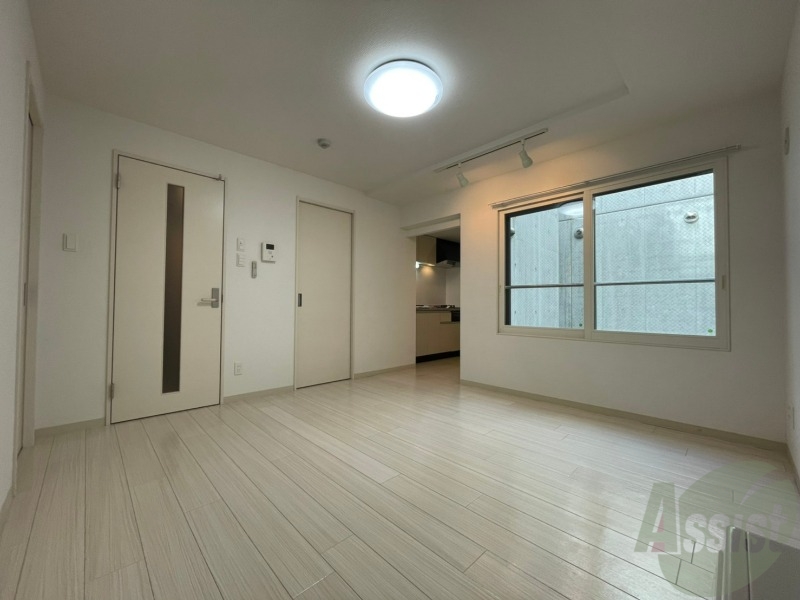 その他部屋・スペース　こちらが洋室です。窓が大きくて明るいですね。