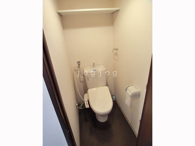 トイレ　トイレには温水洗浄便座、棚を完備しています。