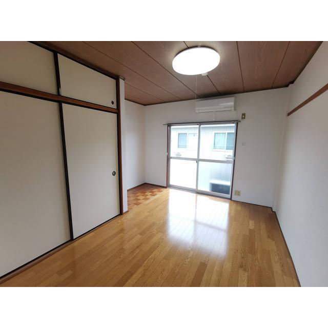 居室・リビング　広々居室でごゆっくりお過ごしください♪