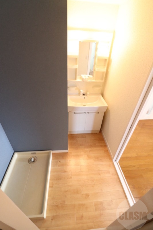 洗面設備　シャンプードレッサー付きの洗面台