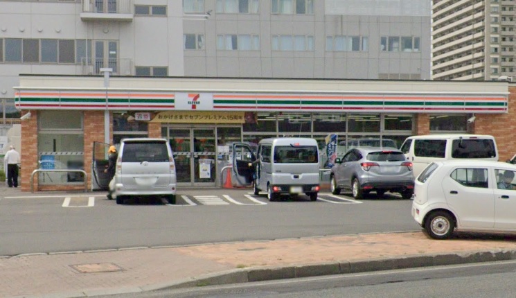 コンビニ　セブンイレブン北広島駅前店（コンビニ）まで1018m