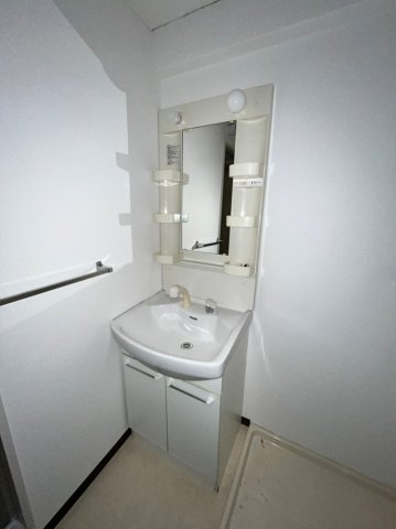 洗面設備　同物件、別物件のお写真です。ご参考までにご覧ください。