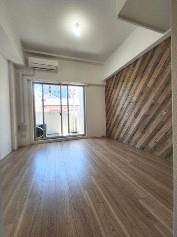 居室・リビング　お部屋によって床、壁紙カラーパターン有