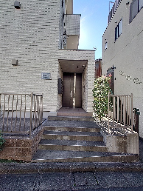 エントランス　★オートロック付きのエントランス★