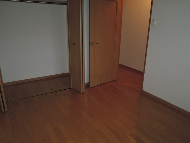 その他部屋・スペース　北側の洋室にも窓があります。