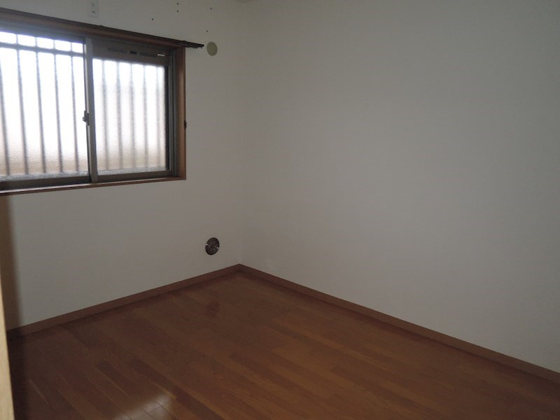 その他部屋・スペース　５．４帖の洋室にもクローゼットが付いています。