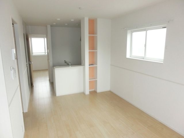 居室・リビング　陽がサンサンと降り注ぐオシャレなリビング