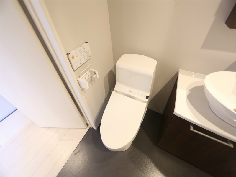 トイレ　温水洗浄暖房便座付トイレ