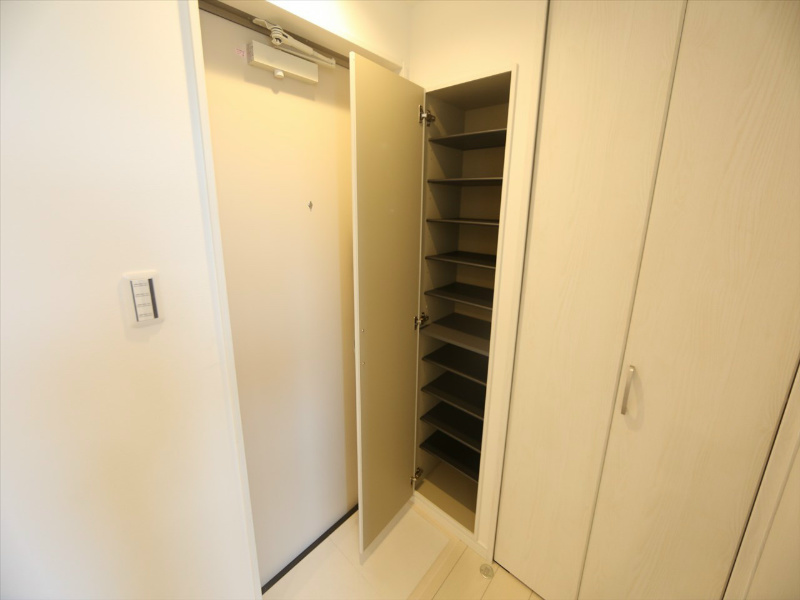 玄関　玄関　シューズボックス付（収納充実してます）