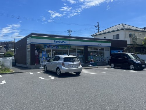 コンビニ　ファミリーマート 北柏三丁目店（コンビニ）まで561m