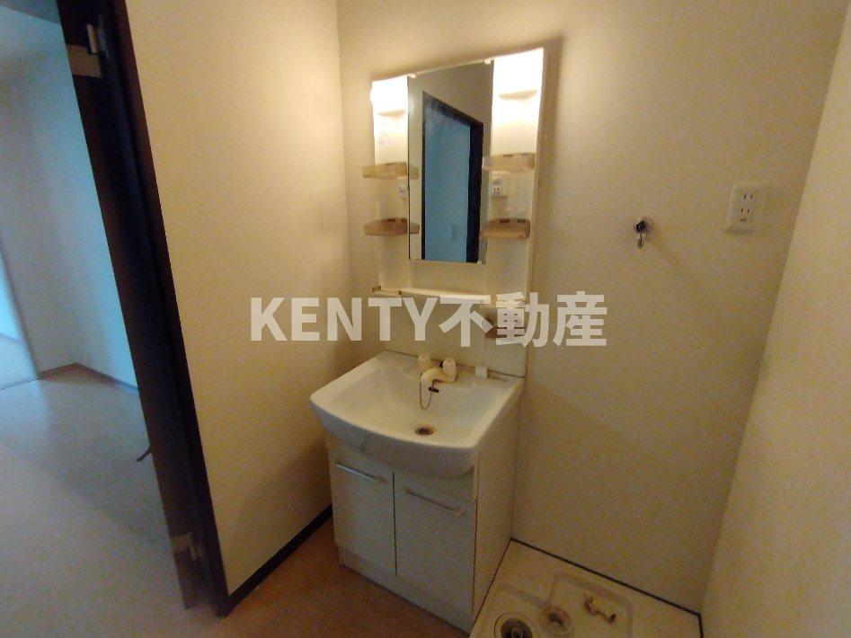 洗面設備　独立洗面台、小物を置くことができて便利です