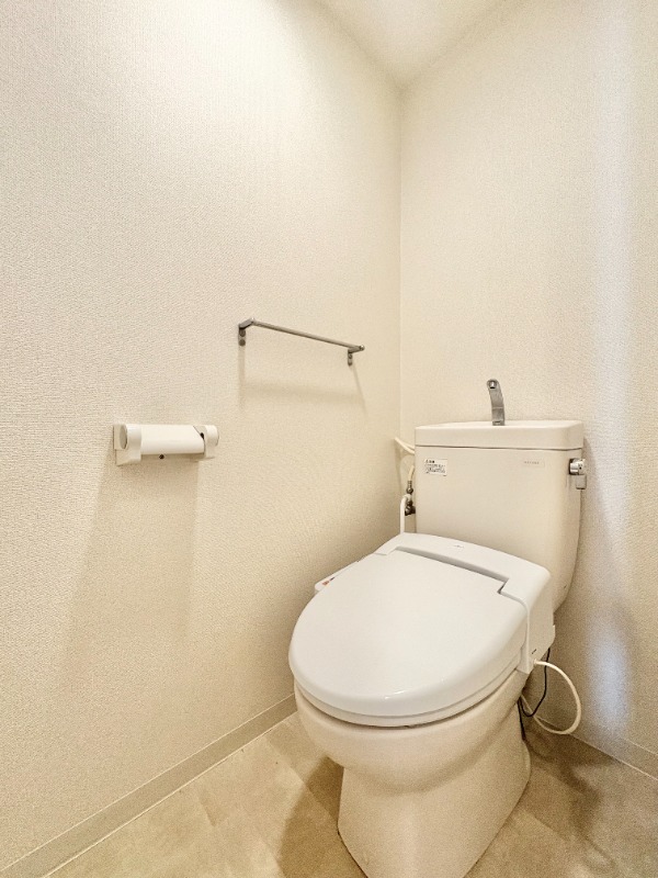 トイレ　温水洗浄暖房便座です♪