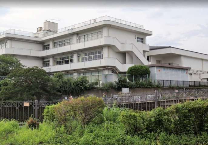 中学校　横浜市立西本郷中学校（中学校）まで673m