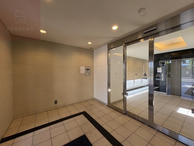 エントランス　落ち着いたエントランスです