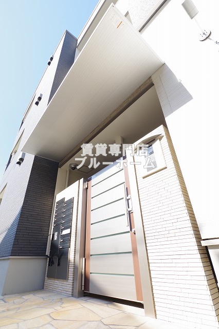 建物外観　3階建ての綺麗な物件！