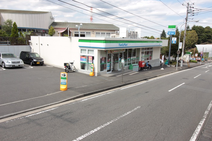 コンビニ　ファミリーマート西八朔町店（コンビニ）まで551m