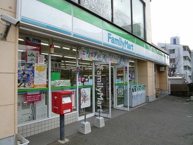 コンビニ　ファミリーマート（コンビニ）まで450m