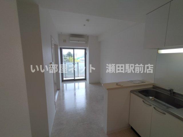 居室・リビング　※同建物の別のお部屋の写真です。