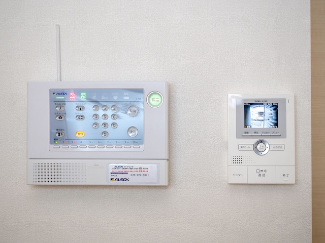 セキュリティ　カラーモニター付インターホンと機械警備付です