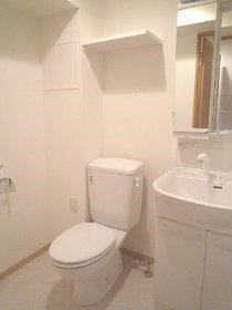 トイレ　同物件の別のお部屋の写真です。