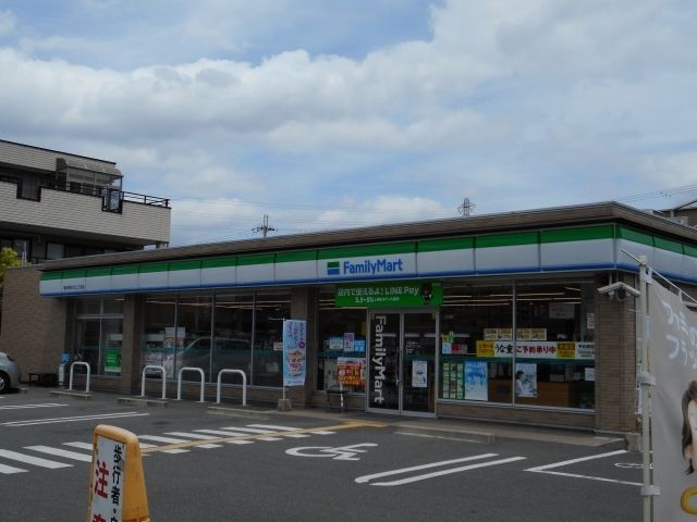 コンビニ　ファミリーマート香芝真美ヶ丘様（コンビニ）まで100m