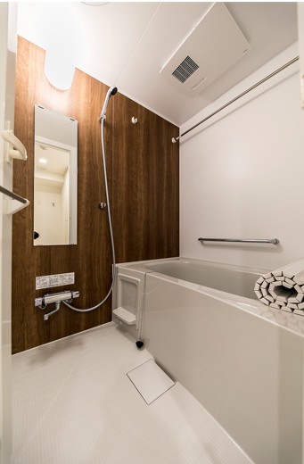 バス・シャワールーム　追い焚き機能、浴室乾燥機付きバス。