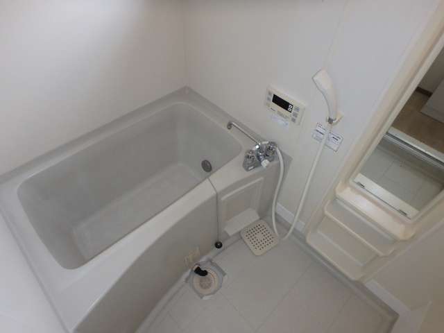 バス・シャワールーム　小窓付きで換気も安心