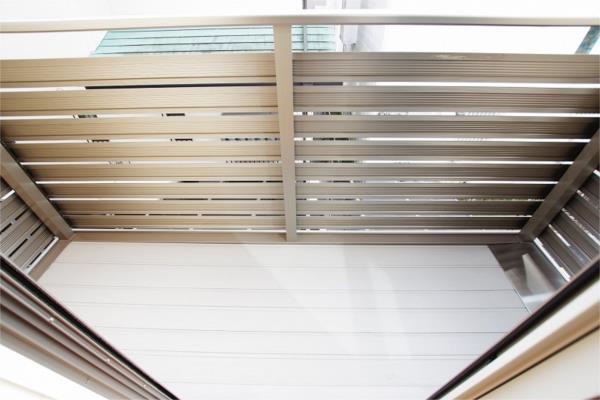 バルコニー　類似室内