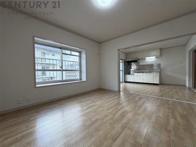 居室・リビング　床色が落ち着いた色合いで綺麗です♪