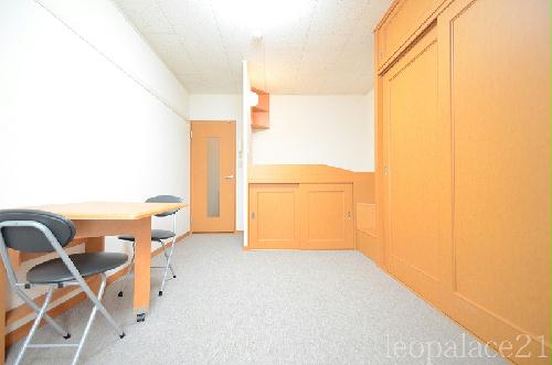 居室・リビング　2Ｆのお部屋はカーペットです。