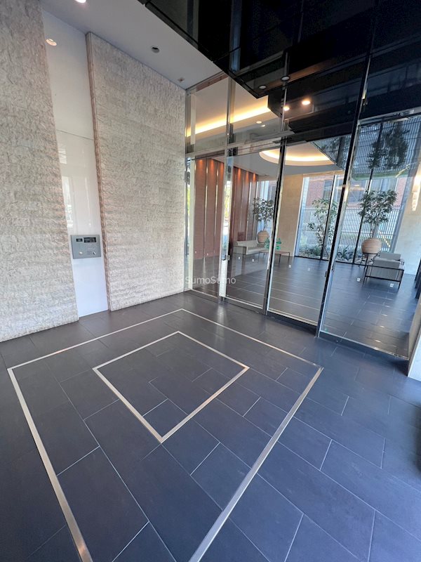 エントランス　ゆとりのあるエントランスです