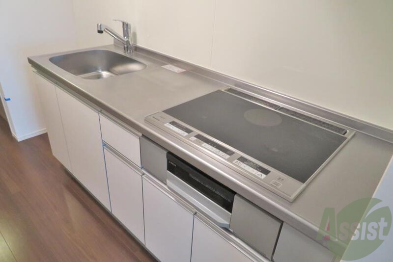 キッチン　３口コンロが付いたシステムキッチン。料理スペースも広いです。