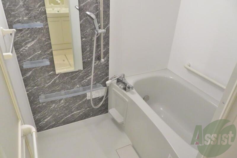 バス・シャワールーム　お風呂は小物なんかもたくさん置けそうでオシャレな感じです。