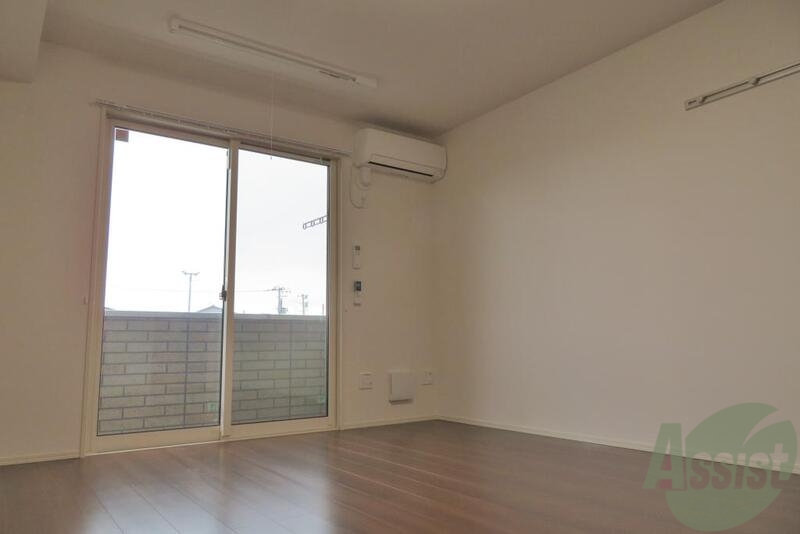 居室・リビング　シンプルな白を基調としたお部屋です。大きな窓が良いですね。