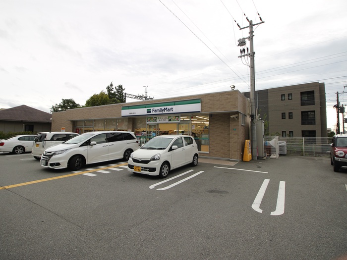 コンビニ　ファミリーマート（コンビニ）まで390m