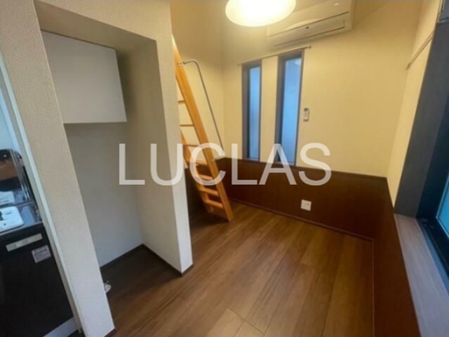 居室・リビング　落ち着いた色味の床材がくつろぎ空間を演出♪