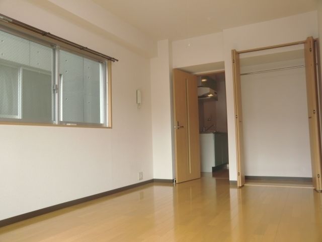 その他部屋・スペース　バルコニー側からの室内です