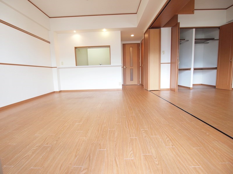 居室・リビング　明るいリビング。