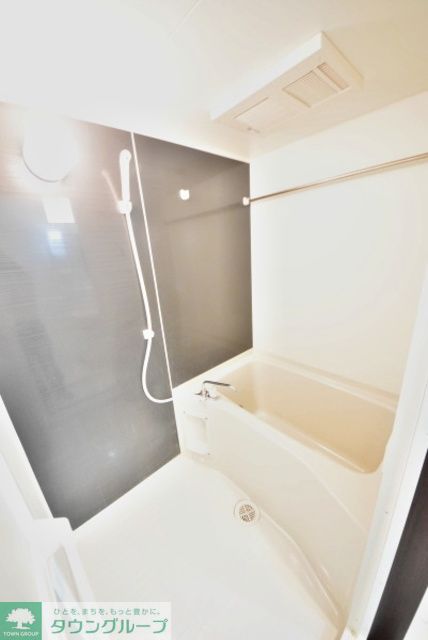 バス・シャワールーム　追い焚き機能付きの綺麗なバスルーム