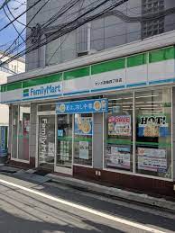 コンビニ　ファミリーマート 高輪四丁目店（コンビニ）まで59m