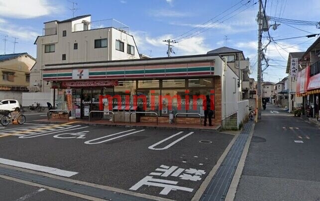 コンビニ　セブンイレブン摂津香露園店（コンビニ）まで775m