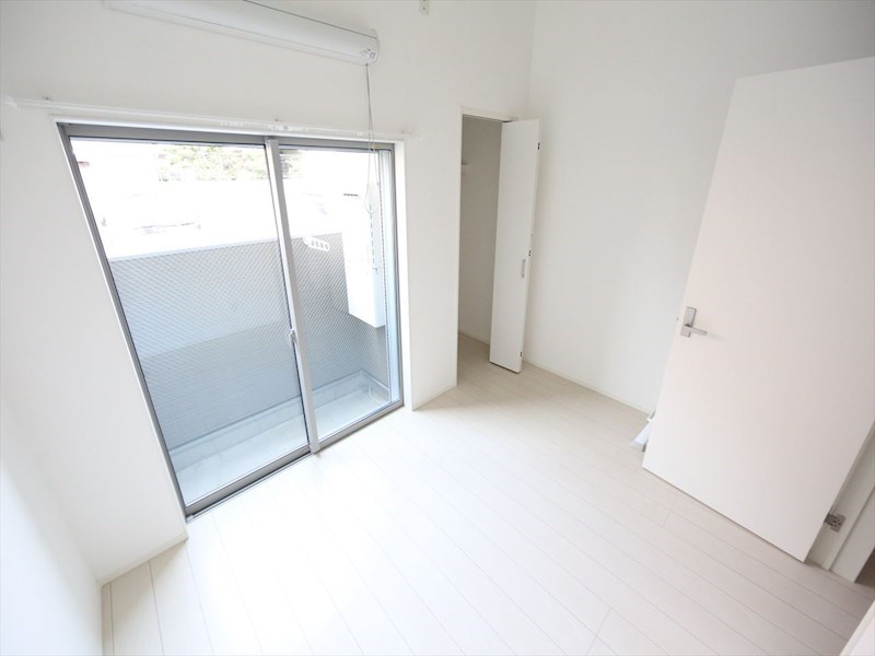 居室・リビング　洋室5.3帖　ロフト4.8帖（収納にも寝室にも使えます）