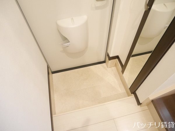 玄関　別号室の画像。現況優先