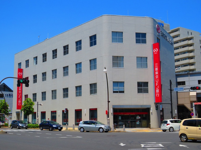 銀行　三菱UFJ銀行多摩支店（銀行）まで425m