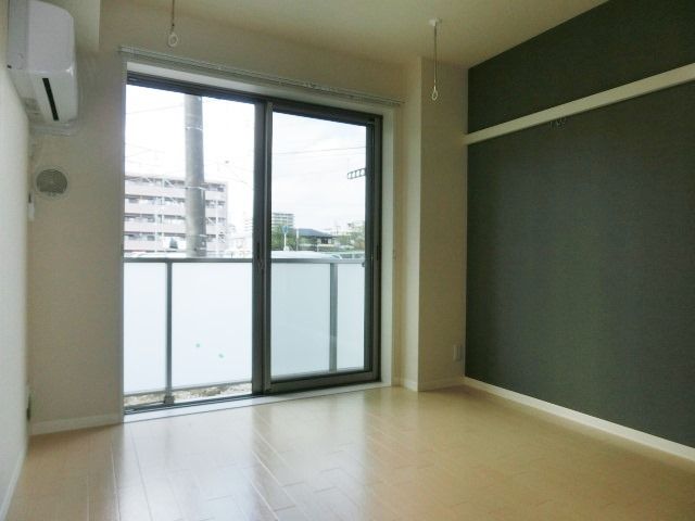 居室・リビング　フローリング張りのきれいなお部屋です