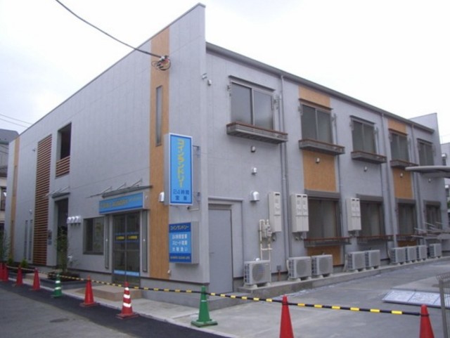 建物外観　コンビニが建物前にございます