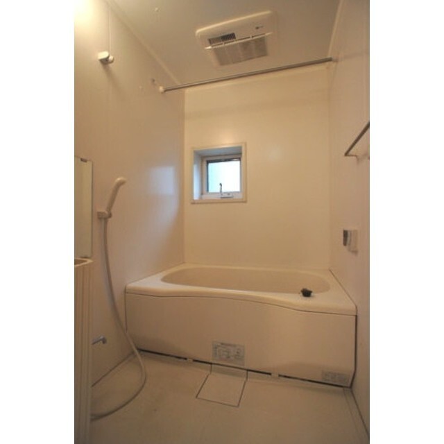 バス・シャワールーム　小窓付きで明るく、換気もできます♪