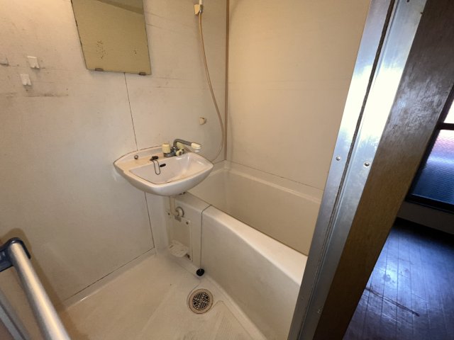 バス・シャワールーム　イメージとして同マンション他部屋を表示しています